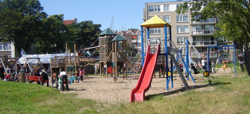 Een aantal speeltoestellen bij Speeltuin de Waal